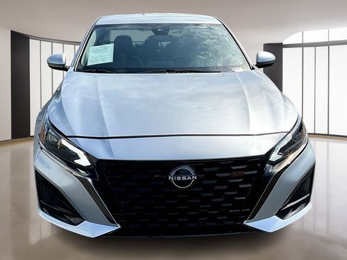Used 2024 Nissan Altima 2.5 SR FWD image 2