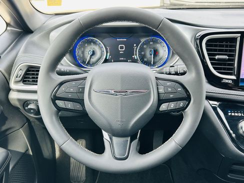 Used 2023 Chrysler Pacifica Touring-L w/ S Appearance Package FWD image 16
