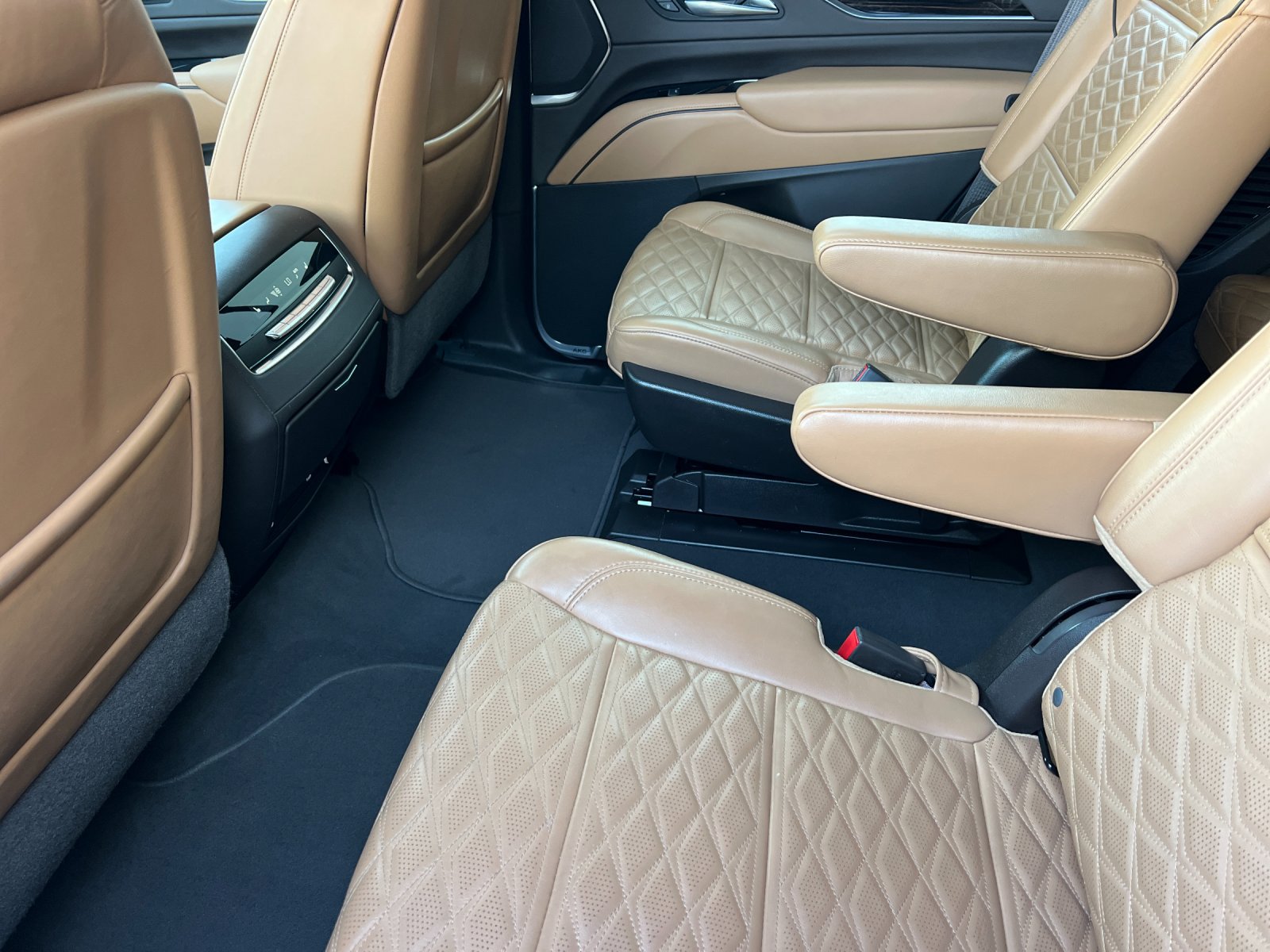 Certified 2022 Cadillac Escalade Premium Luxury AWD/4WD image 12