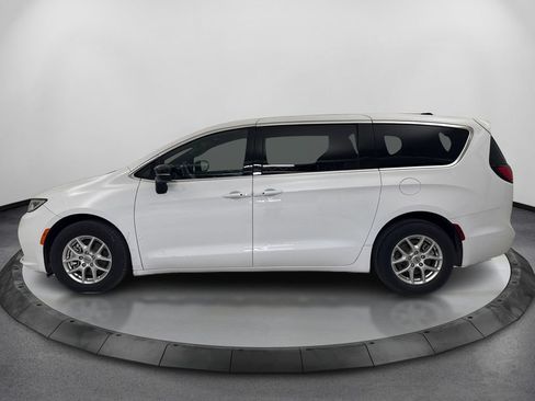 Used 2025 Chrysler Pacifica Select FWD image 8