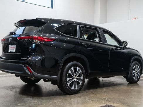 Used 2023 Toyota Highlander XLE AWD/4WD image 9