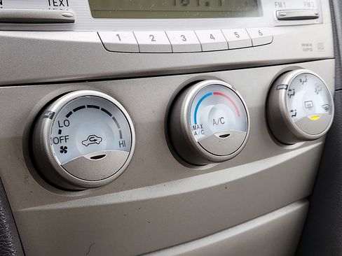 Used 2011 Toyota Camry LE image 15