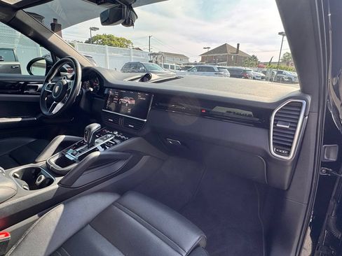 Used 2021 Porsche Cayenne Coupe AWD/4WD image 17