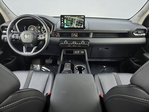 Used 2025 Honda Pilot Touring image 17
