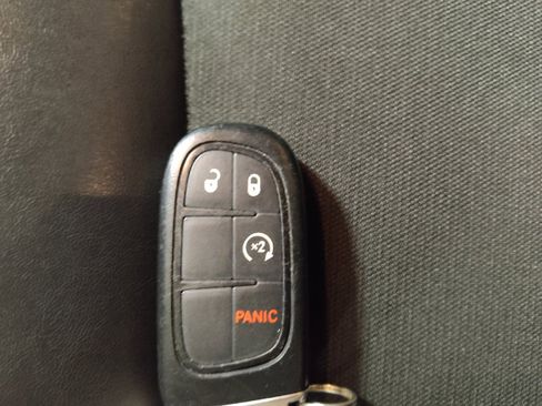 Used 2021 Jeep Cherokee Latitude Plus FWD image 32