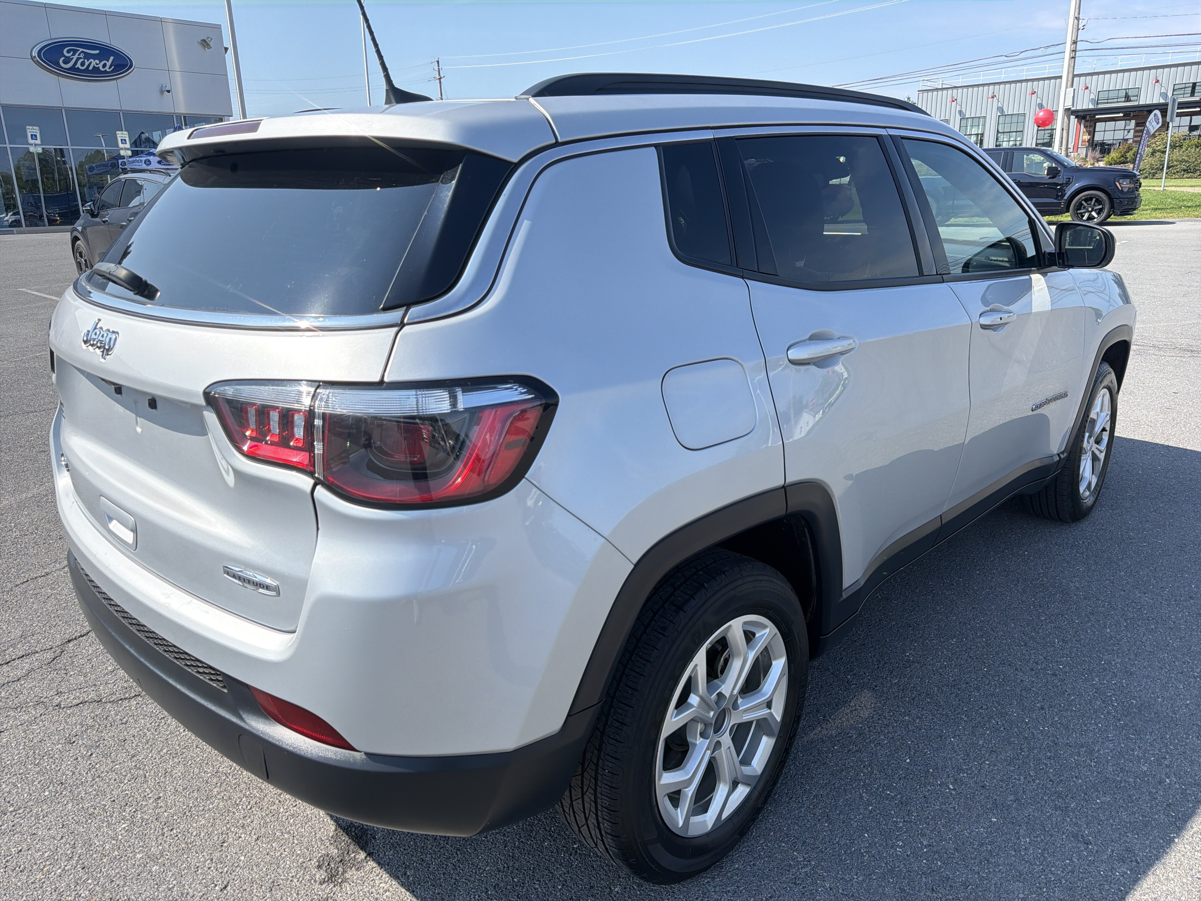 Used 2024 Jeep Compass Latitude AWD/4WD image 3