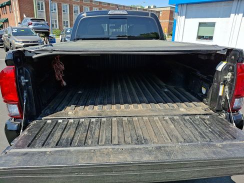 Used 2018 Toyota Tacoma TRD Sport AWD/4WD image 28