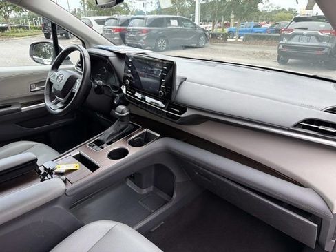 Certified 2024 Toyota Sienna XLE FWD image 17