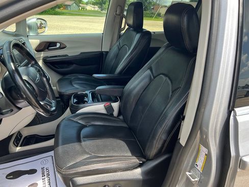 Used 2019 Chrysler Pacifica Touring Plus w/ Cold Weather Group FWD image 29
