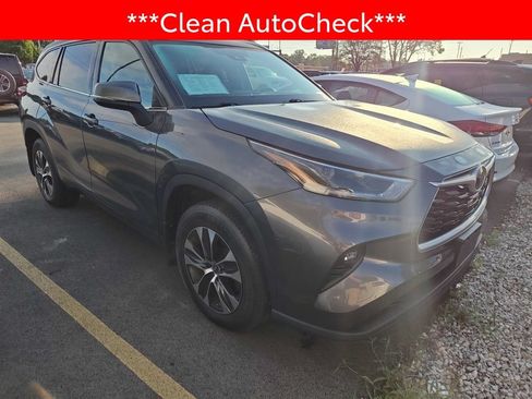 Used 2021 Toyota Highlander XLE AWD/4WD image 3