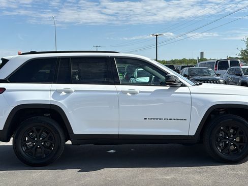 New 2026 Jeep Grand Cherokee Altitude RWD image 4