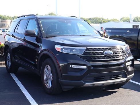 Used 2023 Ford Explorer XLT w/ Equipment Group 202A AWD/4WD image 3