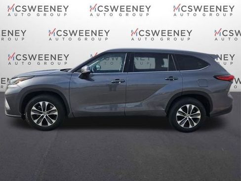 Used 2021 Toyota Highlander XLE image 2