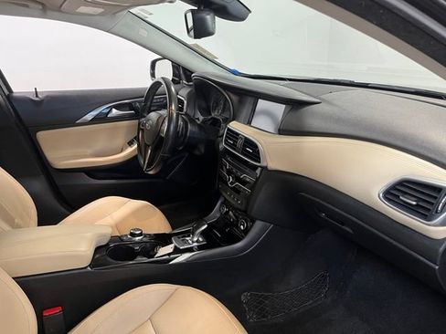 Used 2018 INFINITI QX30 Premium w/ Navigation Package AWD/4WD image 11