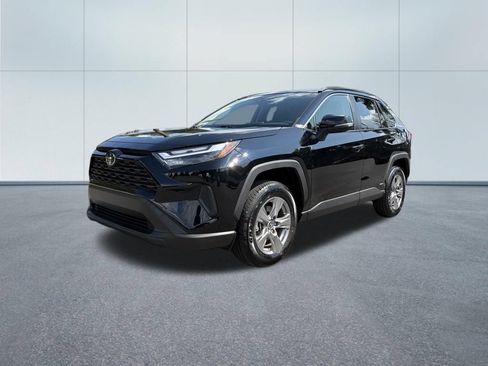 Used 2025 Toyota RAV4 XLE AWD/4WD image 2