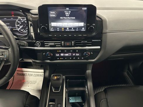 Used 2024 Nissan Pathfinder SL AWD/4WD image 23