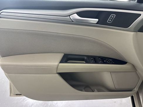 Used 2019 Ford Fusion SE FWD image 19