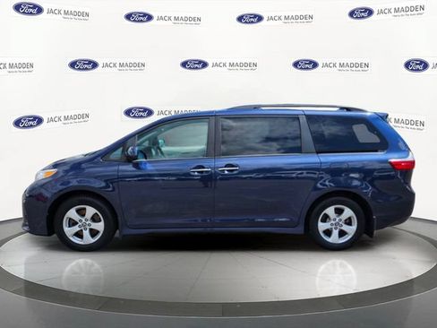 Used 2020 Toyota Sienna LE w/ LE Preferred Package FWD image 2