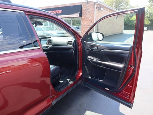 Used 2019 Toyota Highlander SE AWD/4WD image 10