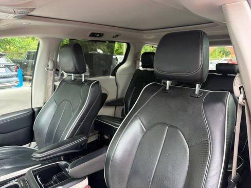 Used 2023 Chrysler Pacifica Limited FWD image 21