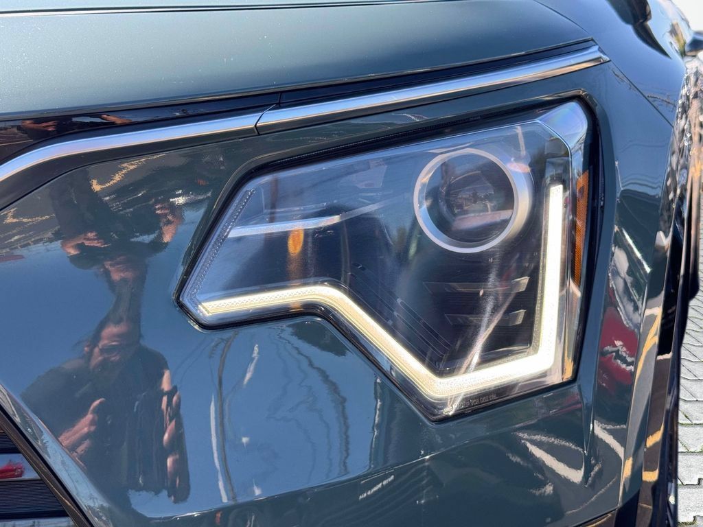 Certified 2023 Kia Niro EX Touring FWD image 9