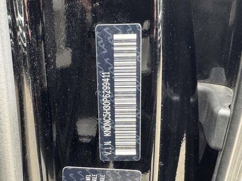 Used 2023 Kia Carnival EX image 18