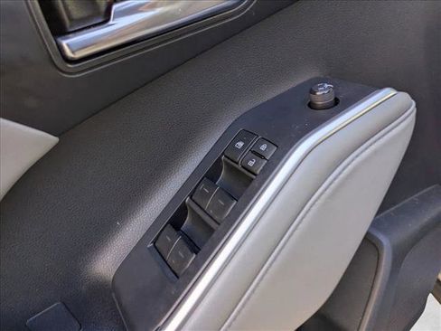 Used 2023 Toyota Highlander XLE image 12