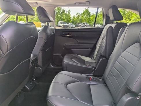 Used 2024 Toyota Highlander XLE AWD/4WD image 15