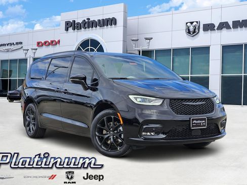 New 2026 Chrysler Pacifica Limited w/ Uconnect Theater Family Group image 1