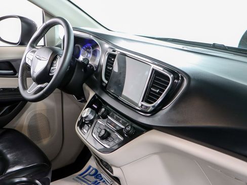 Used 2023 Chrysler Pacifica Touring-L FWD image 26