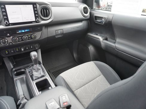 Used 2022 Toyota Tacoma TRD Off-Road w/ Technology Package image 18