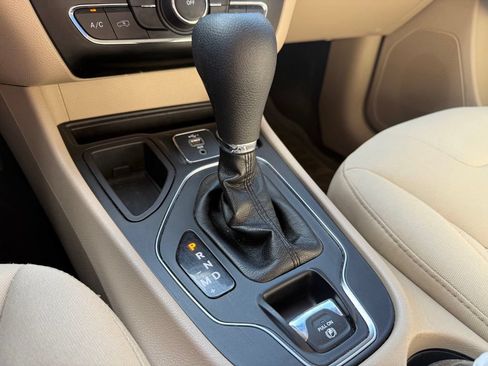Used 2019 Jeep Cherokee Latitude w/ Popular Appearance Group FWD image 20