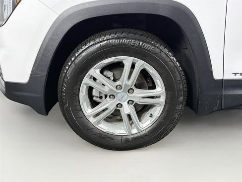 Used 2023 GMC Terrain SLE image 28