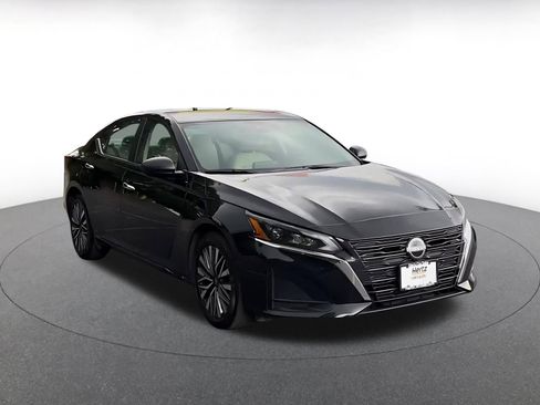 Used 2025 Nissan Altima 2.5 SV FWD image 3
