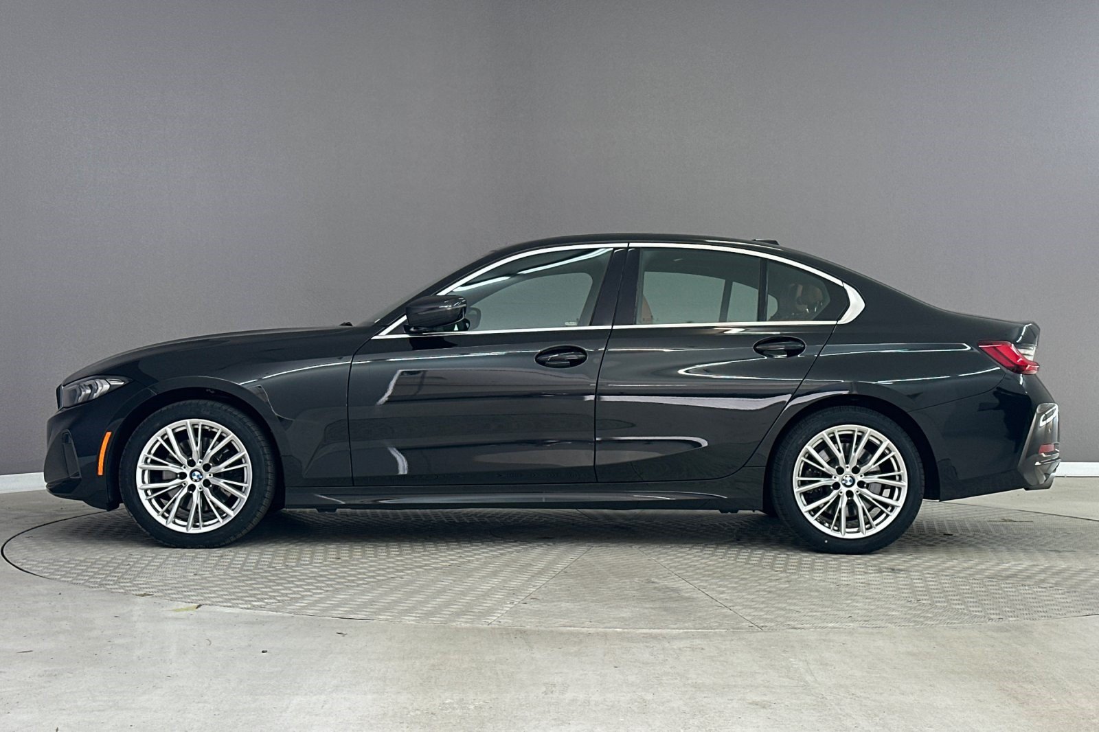 Used 2024 BMW 330i Sedan w/ Convenience Package RWD image 2