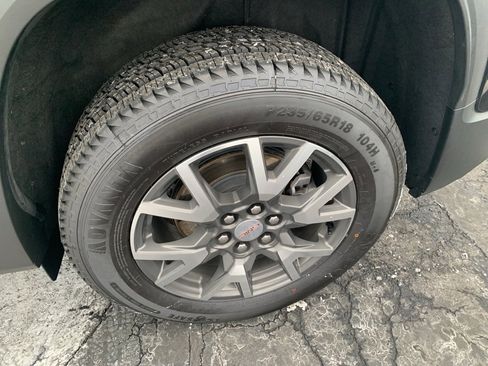 Used 2023 GMC Acadia SLE w/ Driver Convenience Package image 8