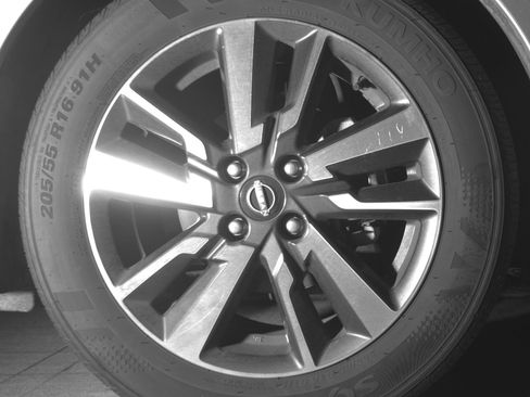 Used 2025 Nissan Versa SV image 13