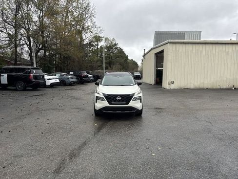 Used 2023 Nissan Rogue SV w/ SV Premium B Package image 2