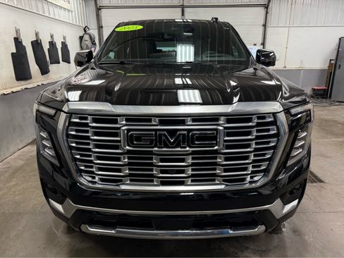 Used 2025 GMC Yukon Denali w/ Sun & Power Step Package image 3