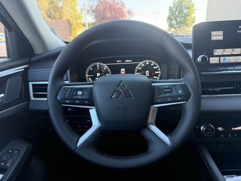 New 2025 Mitsubishi Outlander SE image 8