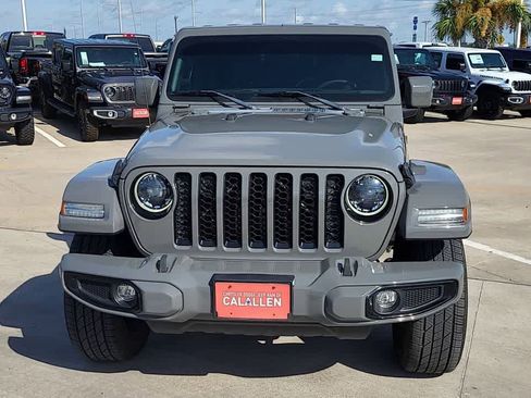 Used 2023 Jeep Gladiator Overland AWD/4WD image 3