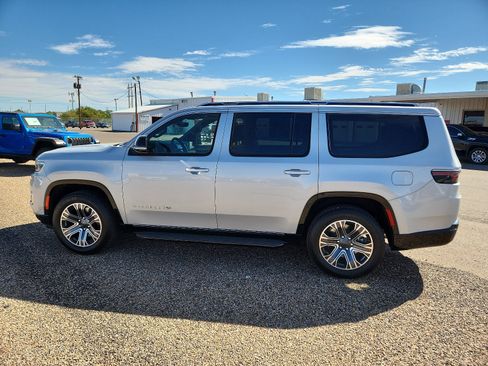 Used 2023 Jeep Wagoneer Series II image 2
