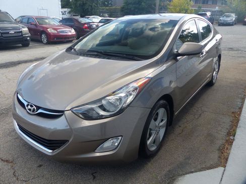 Used 2013 Hyundai Elantra GLS w/ Preferred Pkg FWD image 2