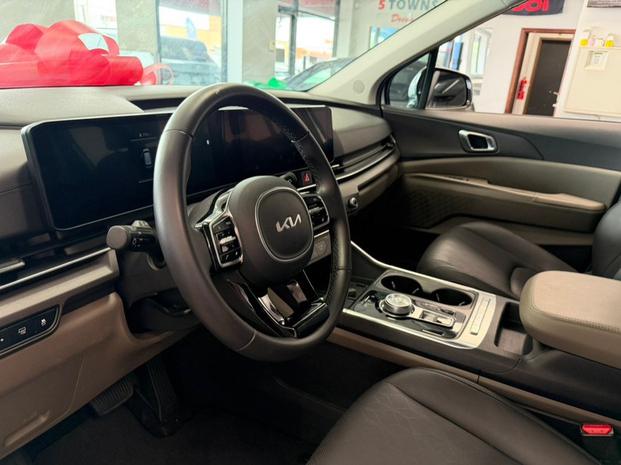 Used 2025 Kia Carnival EX FWD image 25