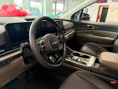 Used 2025 Kia Carnival EX FWD image 25