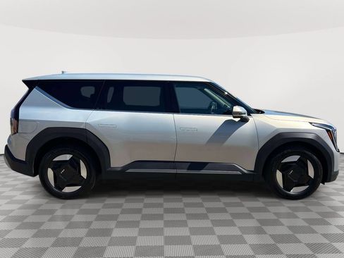 Certified 2024 Kia EV9 Light Long Range RWD image 4