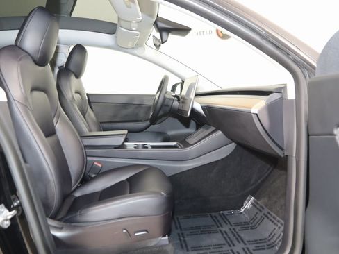 Used 2022 Tesla Model Y Long Range image 14