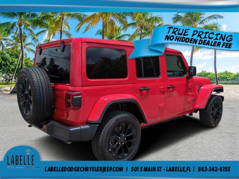 Used 2025 Jeep Wrangler Unlimited Sahara w/ Safety Group AWD/4WD image 3