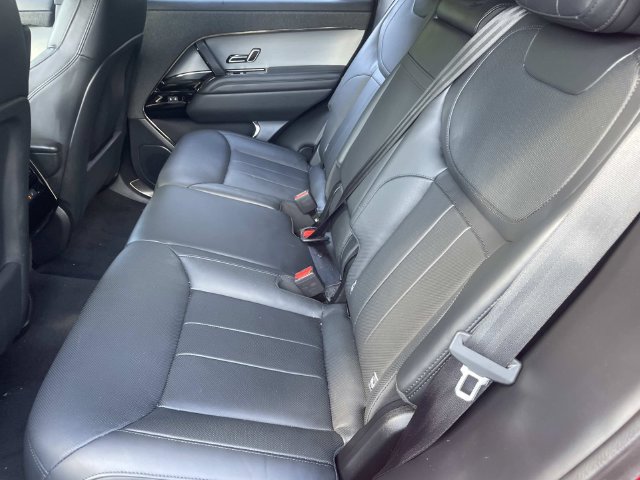 Used 2025 Land Rover Range Rover Sport SE AWD/4WD image 15