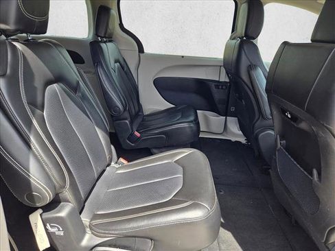 Used 2023 Chrysler Pacifica Touring-L FWD image 18